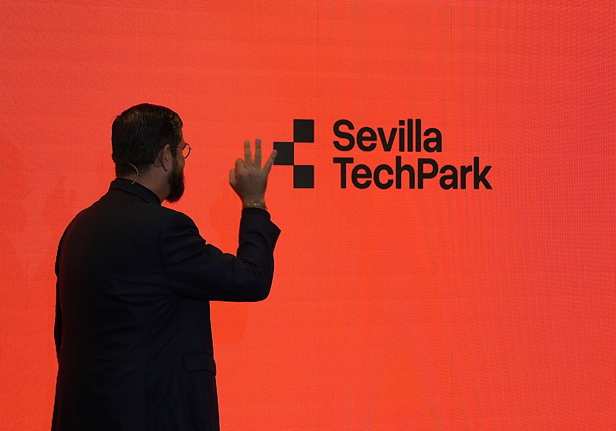El presentador Manu Sánchez muestra la nueva imagen del parque tecnológico de Sevilla