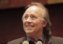 La Universidad de Sevilla galardona a Joan Manuel Serrat con su IX Premio de Cultura