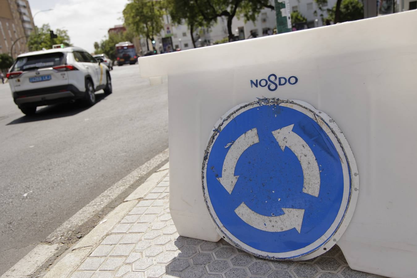 Atascos en la Macarena por las obras de la línea 3 del metro, en imágenes