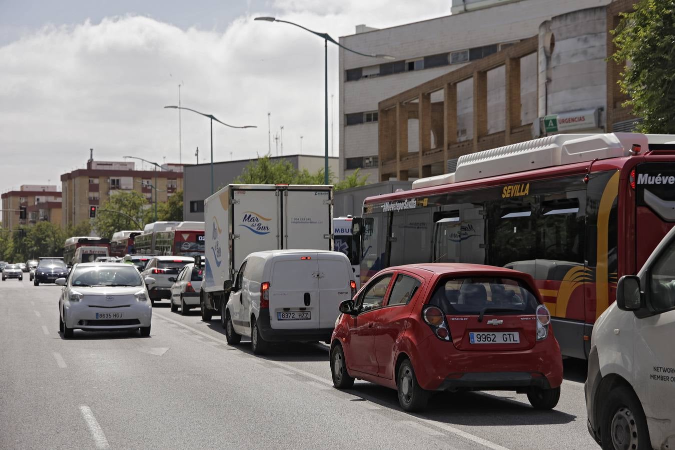 Atascos en la Macarena por las obras de la línea 3 del metro, en imágenes