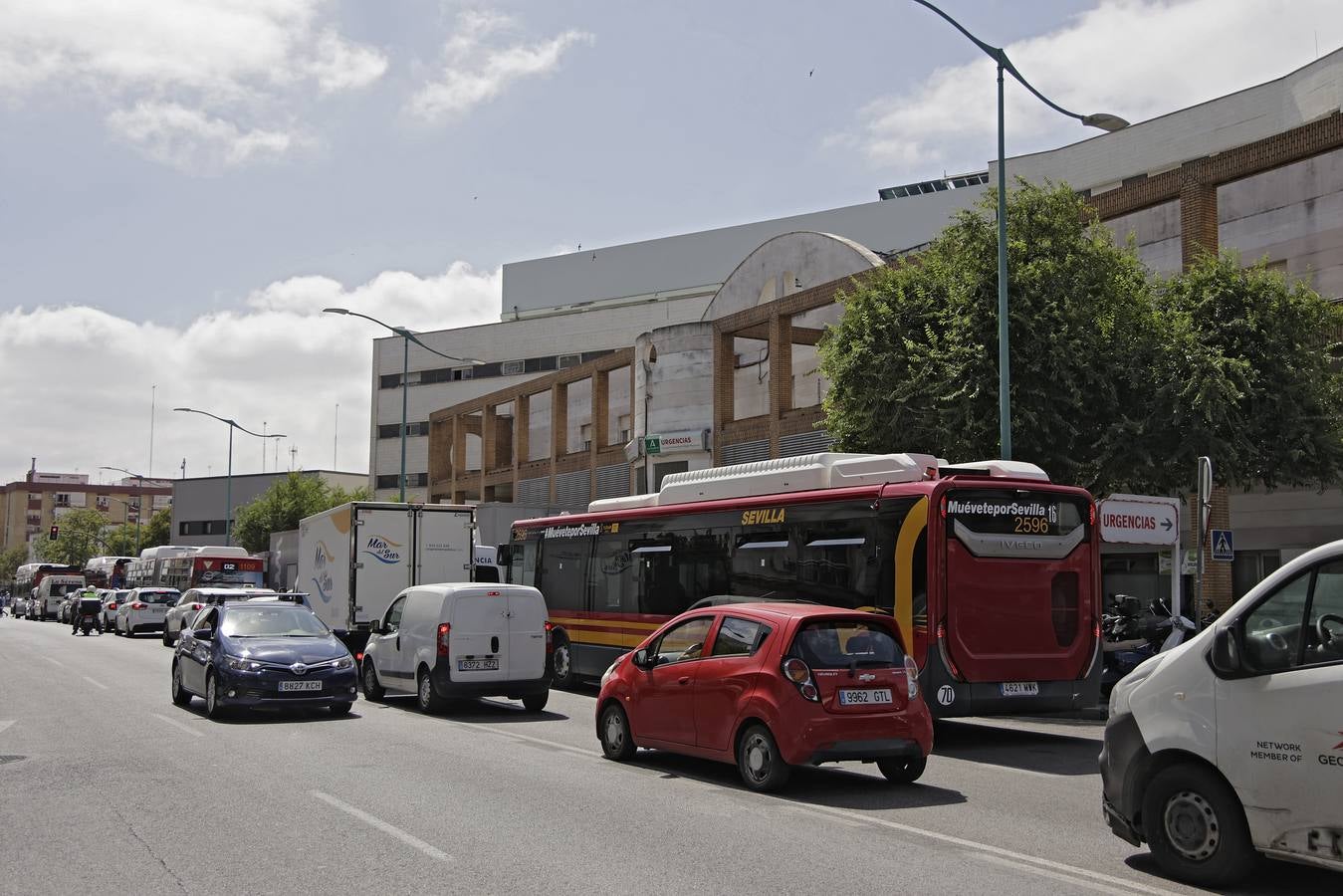 Atascos en la Macarena por las obras de la línea 3 del metro, en imágenes