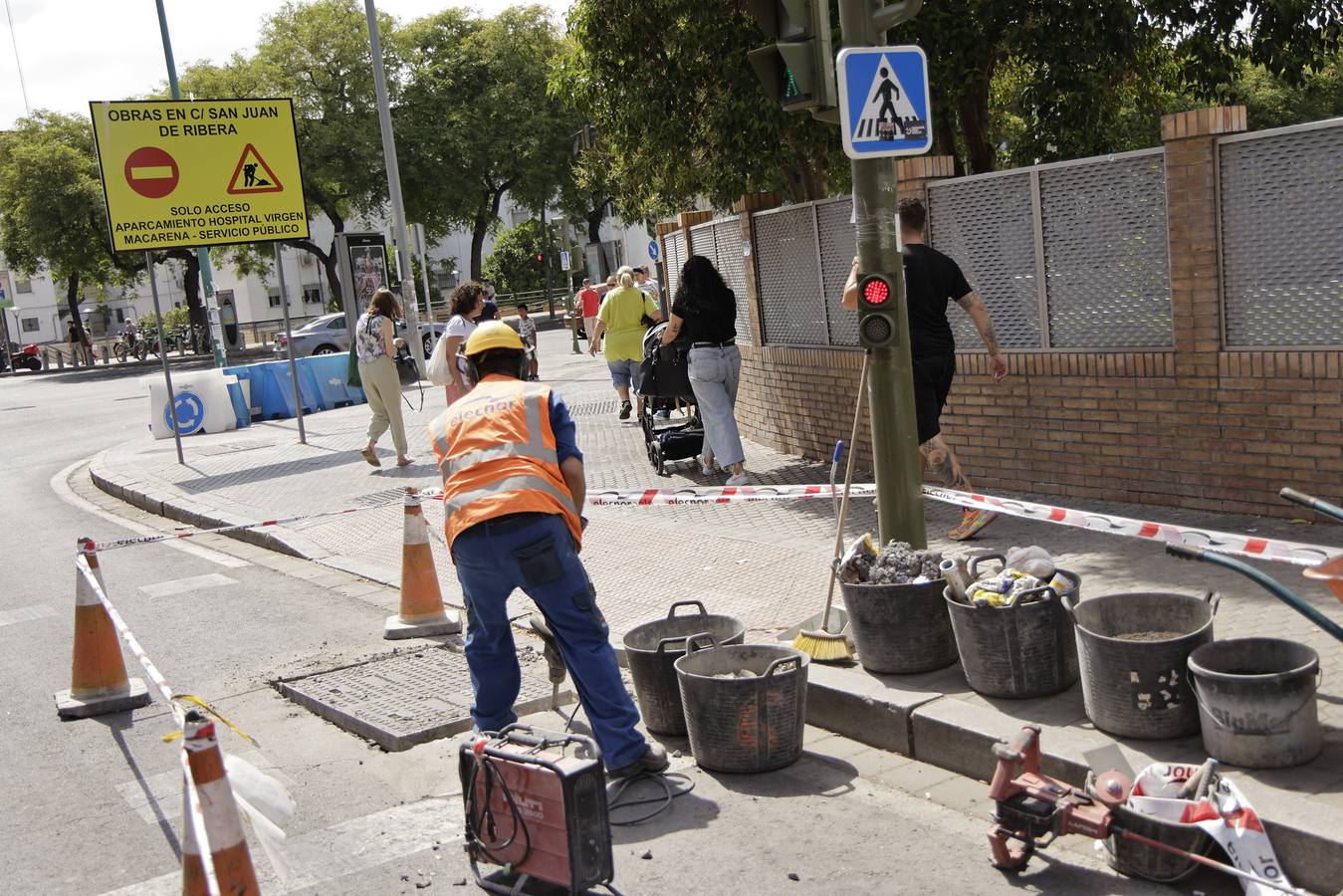Atascos en la Macarena por las obras de la línea 3 del metro, en imágenes