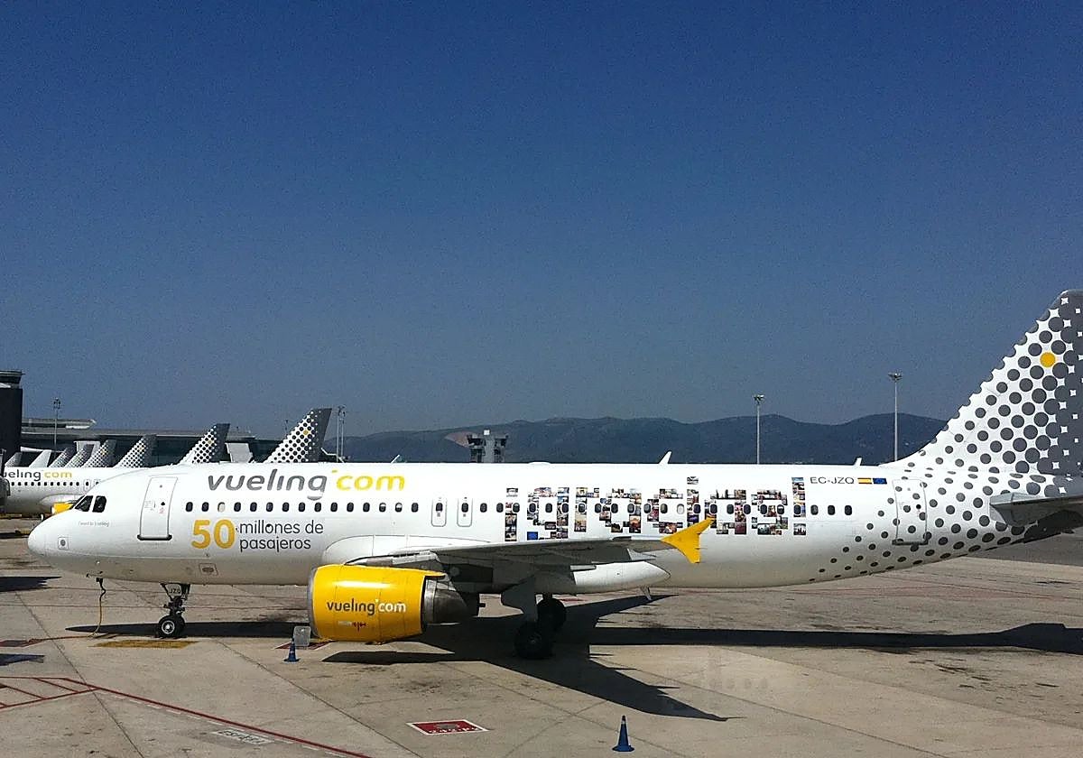 Un avión de Vueling estacionado en el aeropuerto de Jerez