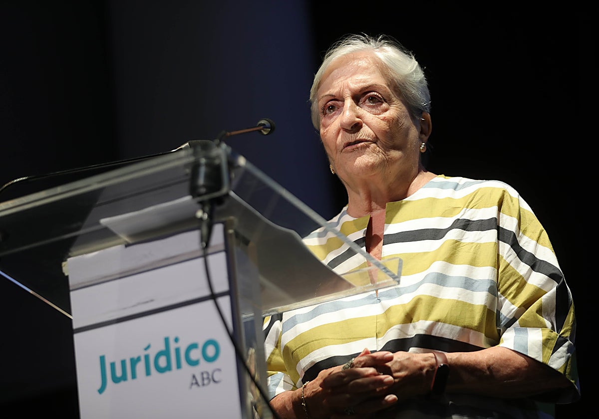 Elisa Pérez Vera, en un momento de su discurso al ser galardonada con el Premio Jurídico ABC-Cajasol