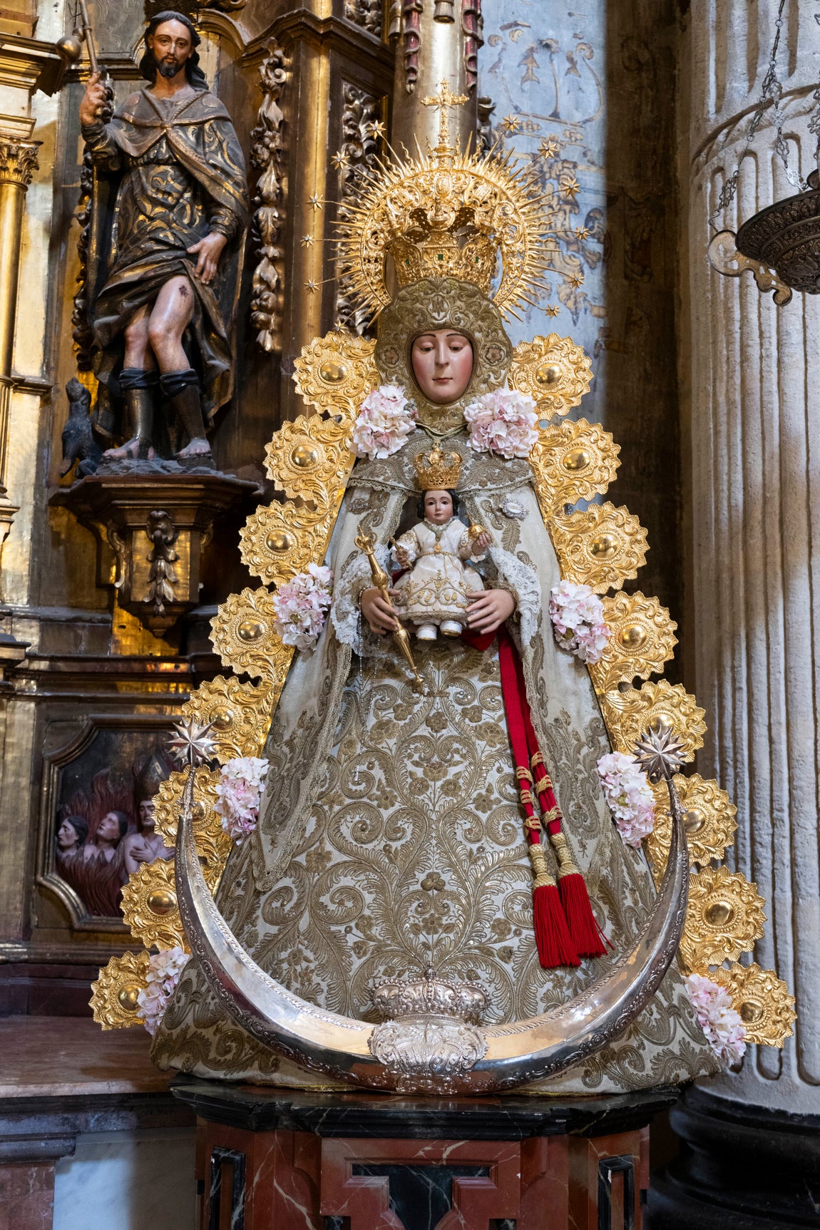 La Virgen del Rocío de Sevilla, en el retablo del Cristo de los Afligidos