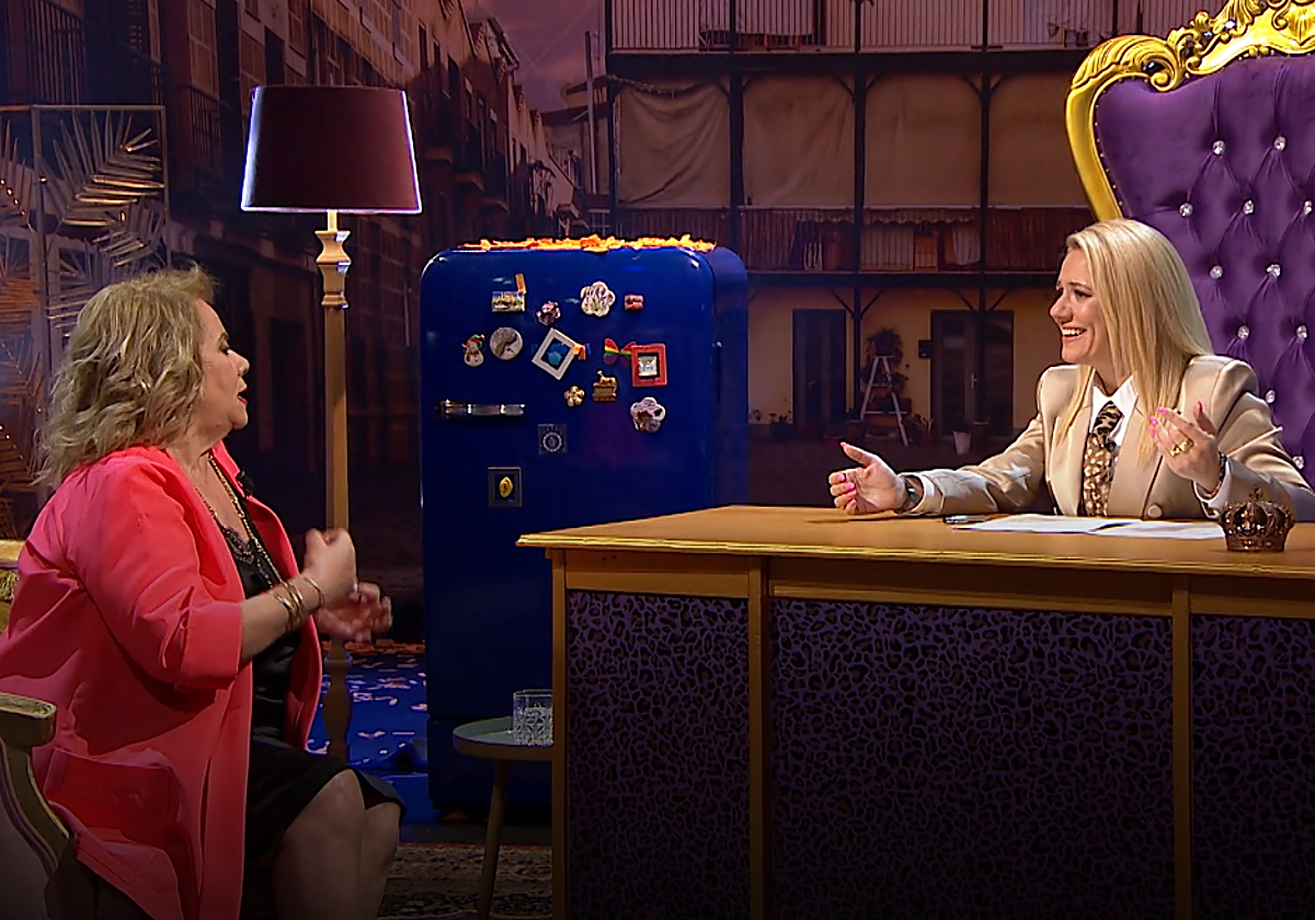 Carmina Barrios y Henar Álvarez en plena charla durante la emisión de 'Al cielo con ella'