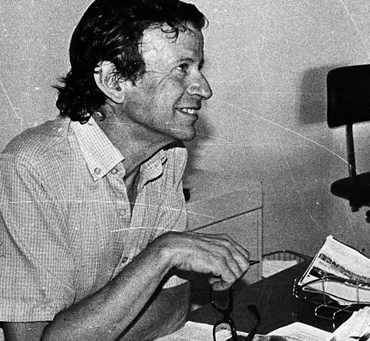 Manuel Ferrand trabajando en la redacción del ABC de Sevilla