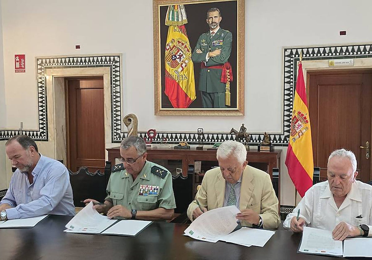 La firma del convenio para hacer posible la beca Habecu en Sevilla