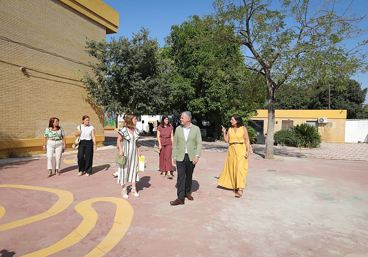 Visita del alcalde de Sevilla, José Luis Sanz, al CEIP Adriano