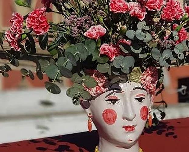 Cabeza recipiente con flores de The Exvotos