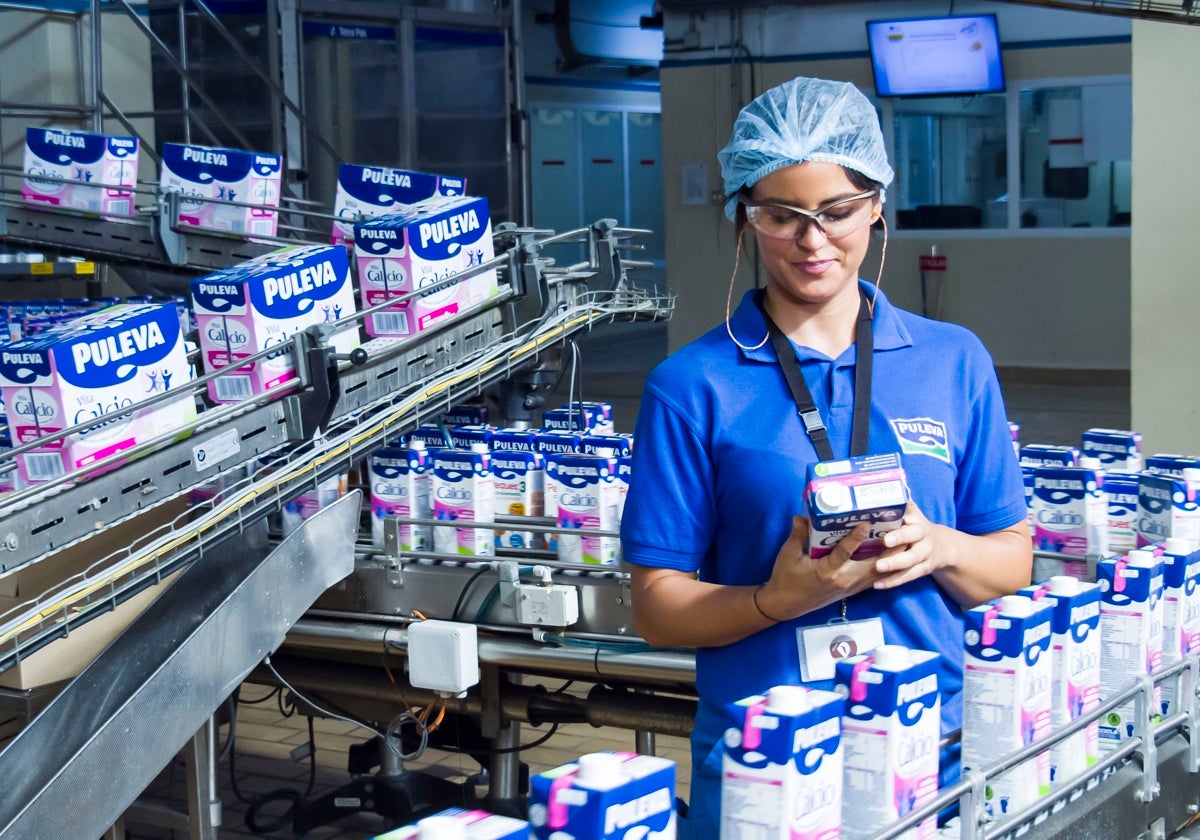 Una trabajadora de Lactalis en la cadena de producción de Leche Puleva