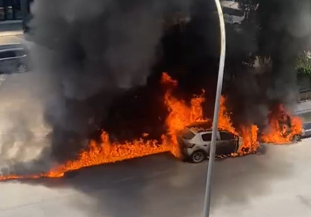 Un coche arde en la calle Virgen de la Antigua