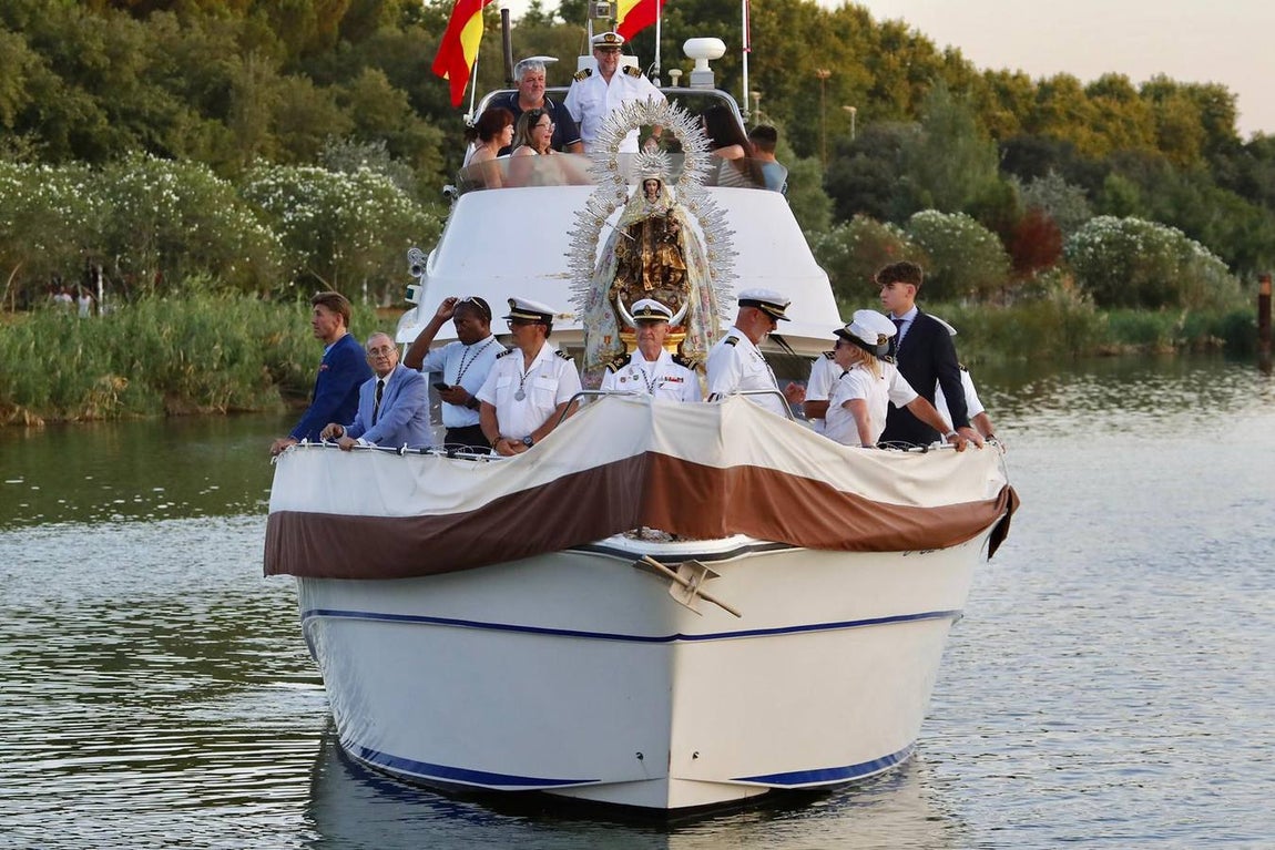 La Virgen del Carmen de Calatrava fue llevada hasta un barco para hacer su recorrido fluvial por el Guadalquivir