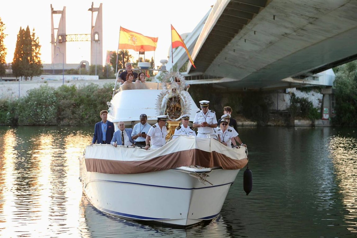La Virgen del Carmen de Calatrava fue llevada hasta un barco para hacer su recorrido fluvial por el Guadalquivir