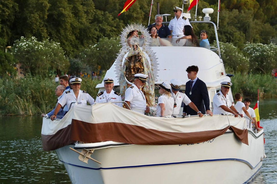 La Virgen del Carmen de Calatrava fue llevada hasta un barco para hacer su recorrido fluvial por el Guadalquivir