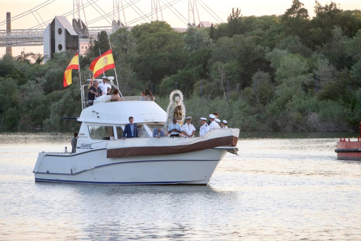 La Virgen del Carmen de Calatrava fue llevada hasta un barco para hacer su recorrido fluvial por el Guadalquivir