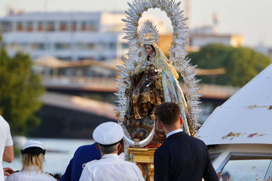 La Virgen del Carmen de Calatrava fue llevada hasta un barco para hacer su recorrido fluvial por el Guadalquivir