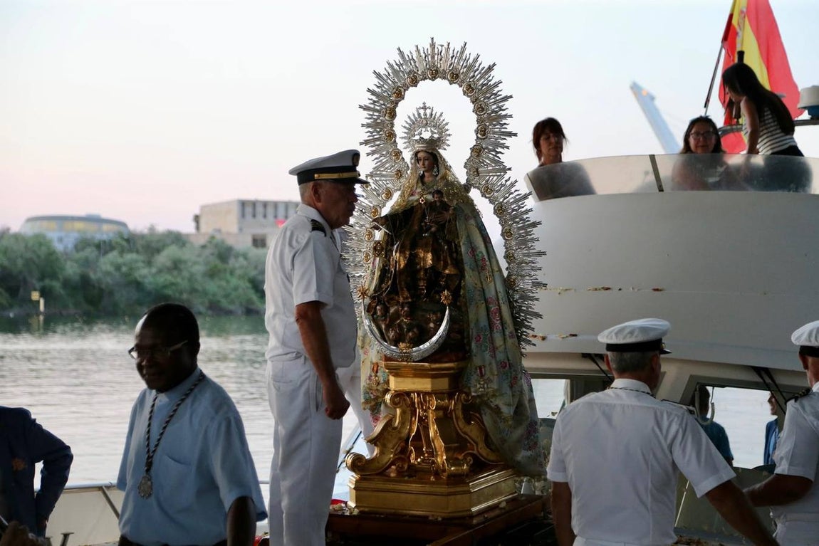 La Virgen del Carmen de Calatrava fue llevada hasta un barco para hacer su recorrido fluvial por el Guadalquivir