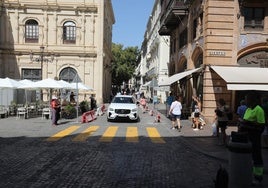 Los coches vuelven a cruzar la Plaza Nueva por las obras de la Cuesta del Rosario en Sevilla