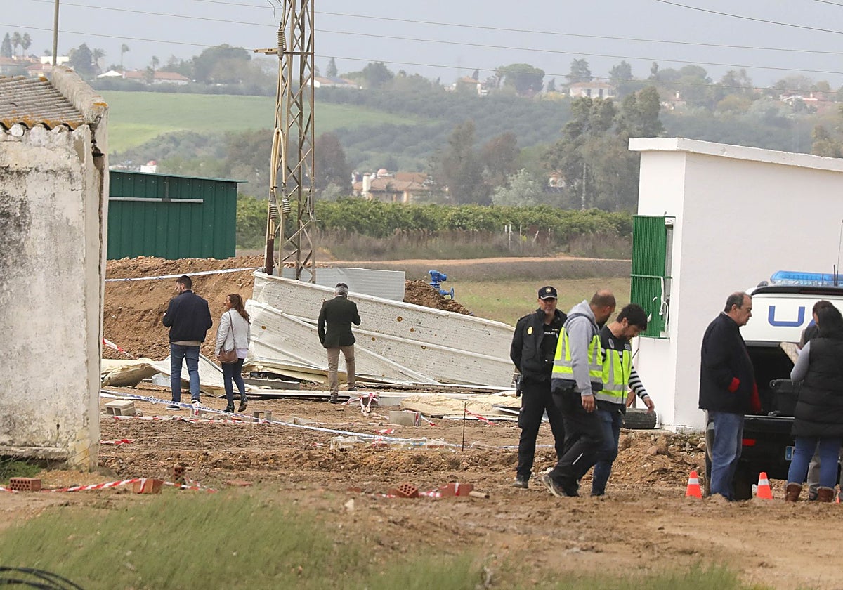 Restos del techo de la nave derrumbada en Coria del Río el pasado 4 de abril