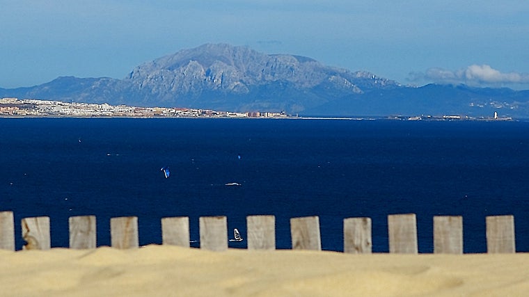 Vista de Tarifa desde Punta Paloma con el Monte Musa (Marruecos) al fondo