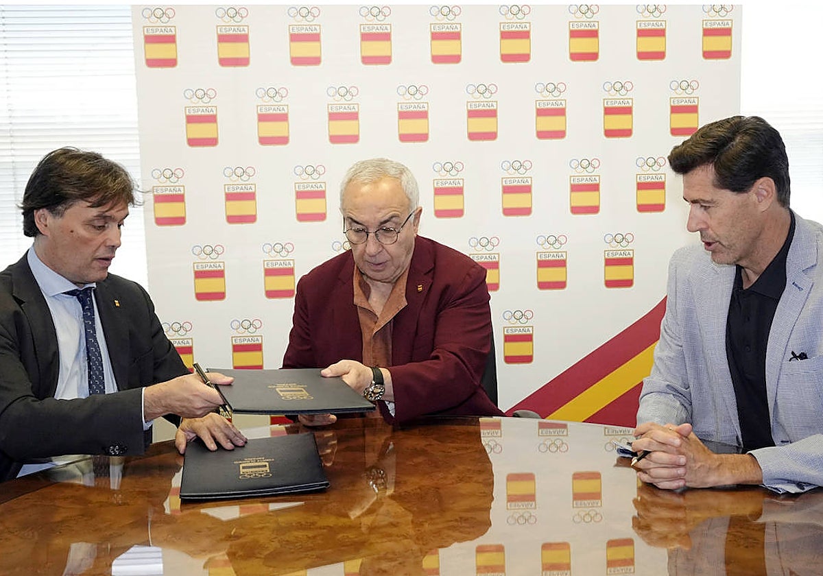 El rector de la UPO, Francisco Oliva, y Alejandro Blanco, presidente del COE, intercambian documentos