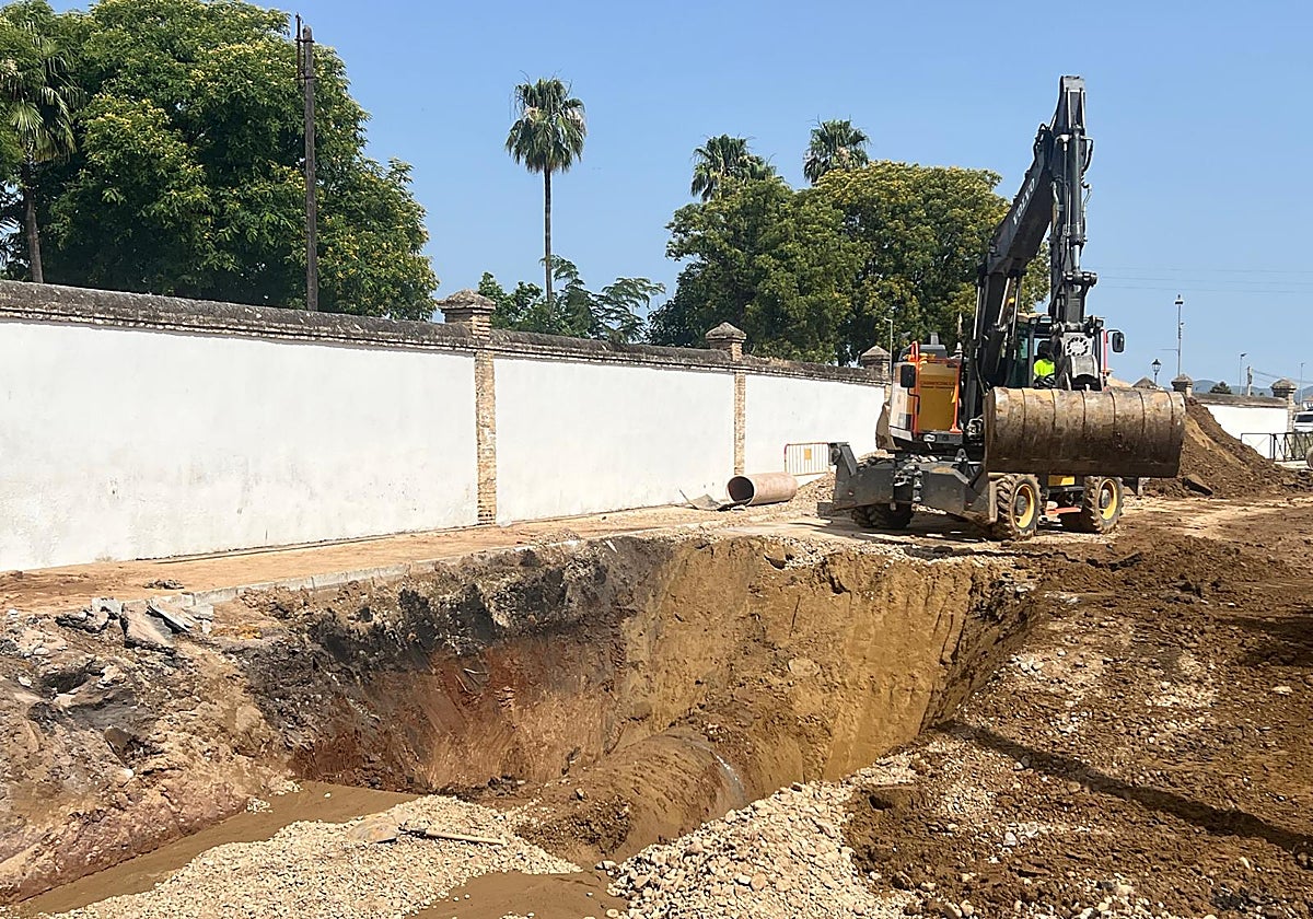 Obras en las tuberías a su paso por la localidad de Tocina