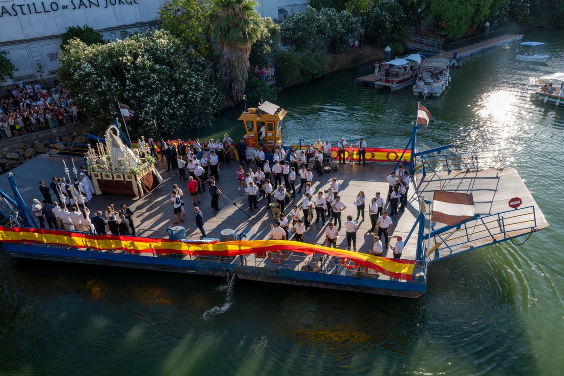 La procesión de la Virgen del Carmen del Puente de Triana, en imágenes