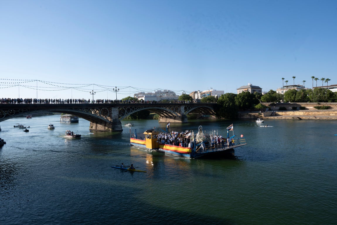 La procesión de la Virgen del Carmen del Puente de Triana, en imágenes