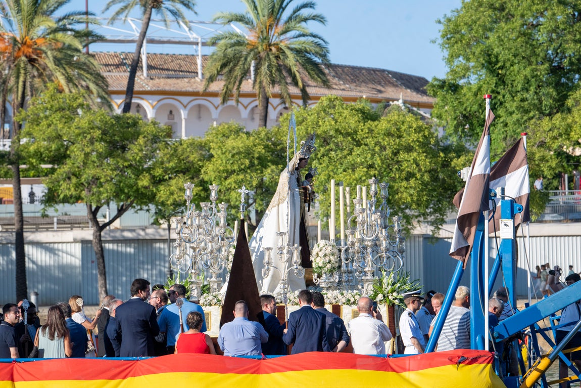 La procesión de la Virgen del Carmen del Puente de Triana, en imágenes