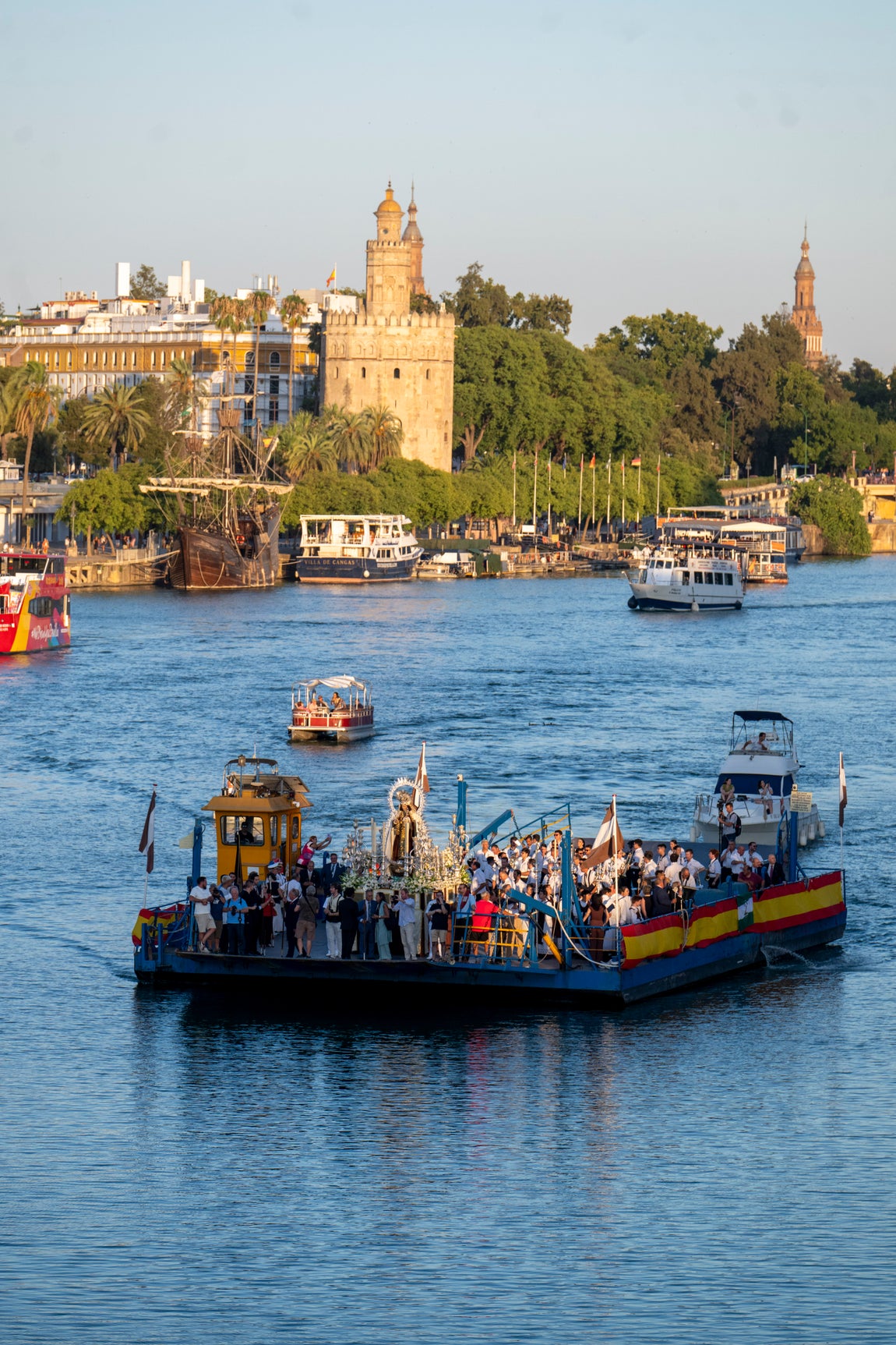 La procesión de la Virgen del Carmen del Puente de Triana, en imágenes