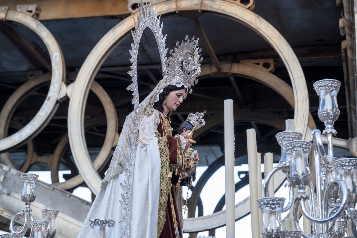 La procesión de la Virgen del Carmen del Puente de Triana, en imágenes