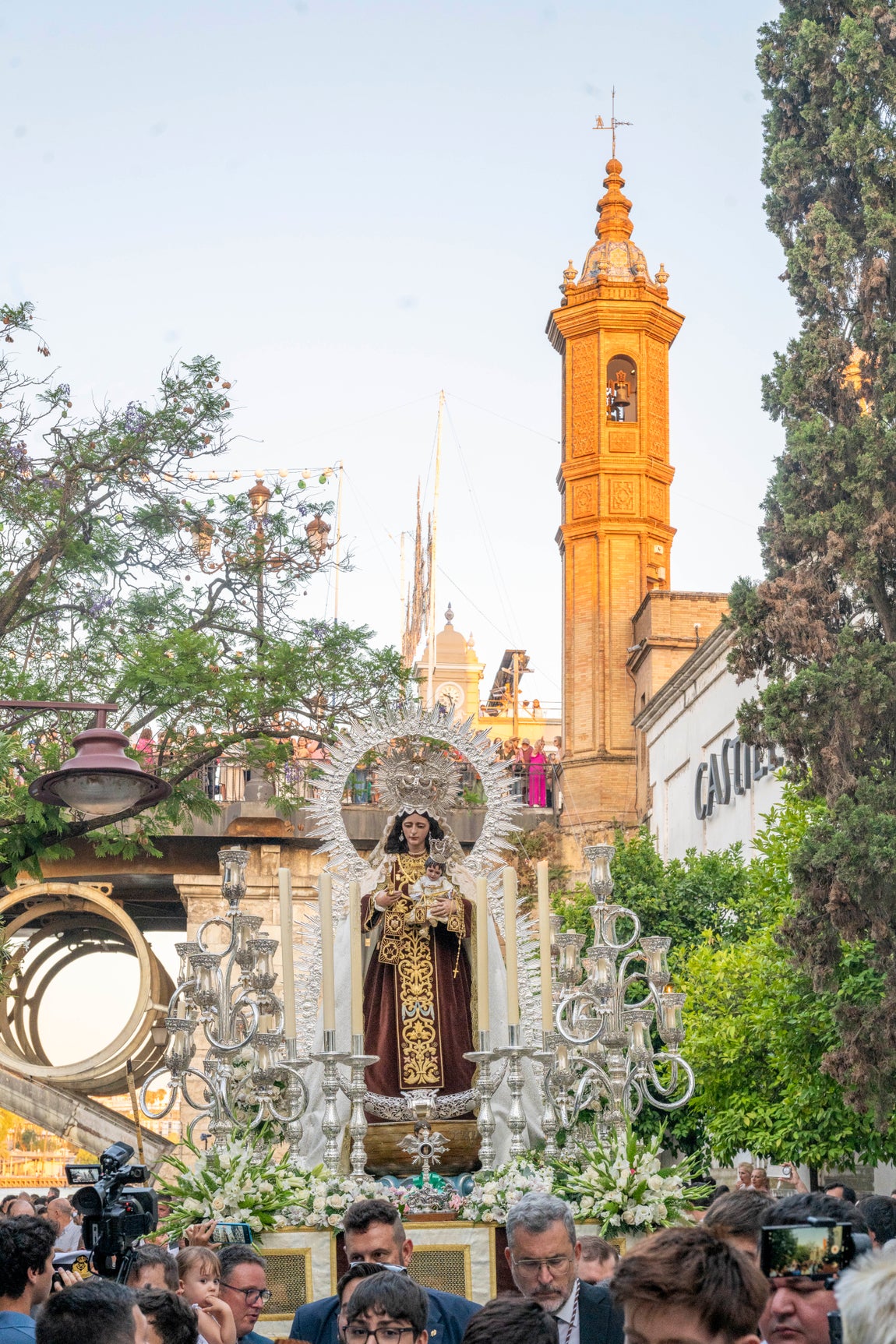 La procesión de la Virgen del Carmen del Puente de Triana, en imágenes