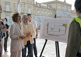 El PP de Sevilla califica a María Jesús Montero como «ministra de cartón piedra» por hacerse fotos «con obras de atrezzo»