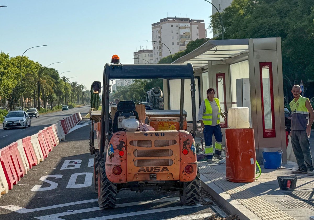 Obras del tranvibús en la avenida de Kansas City de Sevilla