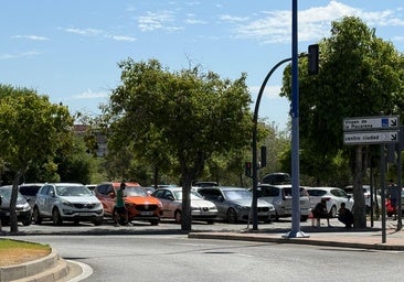 El parking ilegal más caro de Sevilla: los gorrillas exigen cinco euros por aparcar en esta zona de la Cartuja