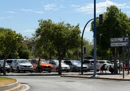El parking ilegal más caro de Sevilla: los gorrillas exigen cinco euros por aparcar en esta zona de la Cartuja