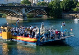 La Virgen del Carmen del Puente surca el Guadalquivir y recorre Triana en una procesión en alza