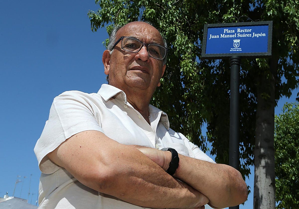 Juan Manuel Suárez Japón junto a la plaza que lleva su nombre en Coria del Río