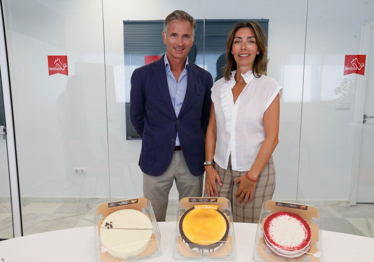 Carlos Lapetra y Alicia Casas junto a varias de las tartas de Sietem