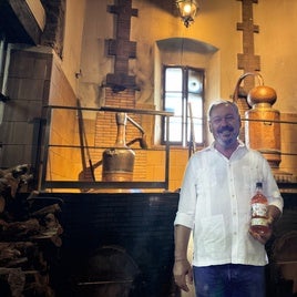 José Antonio Rodríguez, el propietario de Andalusí Beverages, posa en las instalaciones de la destilería