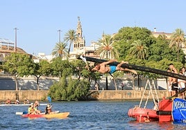 Cucaña en la Velá de Santa Ana: diversión, tradición y algún que otro premio, en imágenes