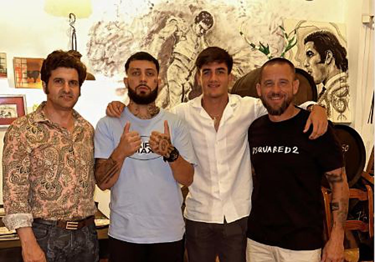 Morante de la Puebla junto con su hijo y J C Reyes