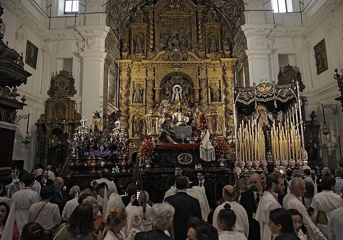 Los titulares de la Cena delante del retablo mayor de los Terceros