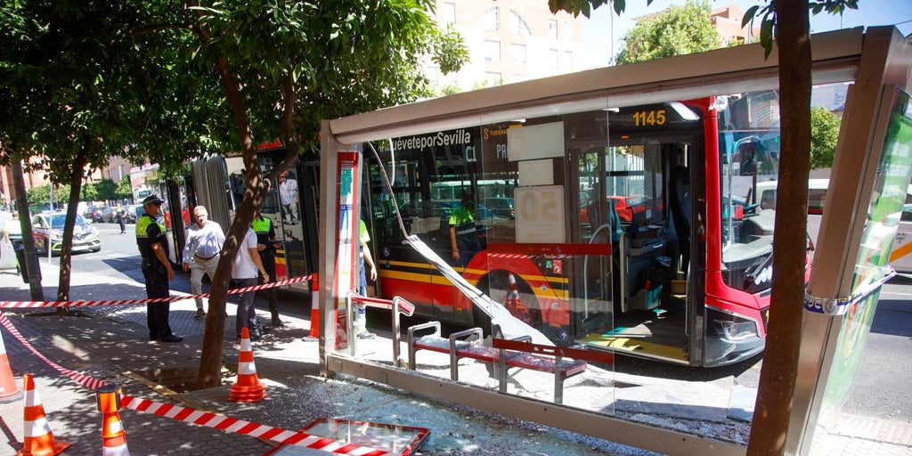 Un autobús choca contra una parada en la calle José Laguillo hiriendo a varias personas