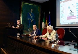 Los empresarios critican la «clamorosa actitud» del Gobierno, que «tiene abandonada a Sevilla» en materia de infraestructuras
