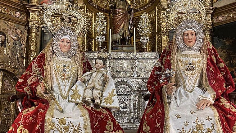 Santa Ana, la Virgen y el Niño. Grupo escultórico de del siglo XIII, de estilo gótico, de tiempos de Alfonso X el Sabio. Se veneran en la parroquia de Santa Ana y fueron objeto de velación desde la Edad Media. En ellas está el origen de la fiesta