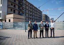 José Luis Sanz presume de su política de vivienda en Palmas Altas, «uno de los barrios con más futuro de Sevilla»