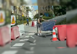 Pillan a un hombre robando las vallas de las obras del Metro de Sevilla: «Increíble pero cierto»
