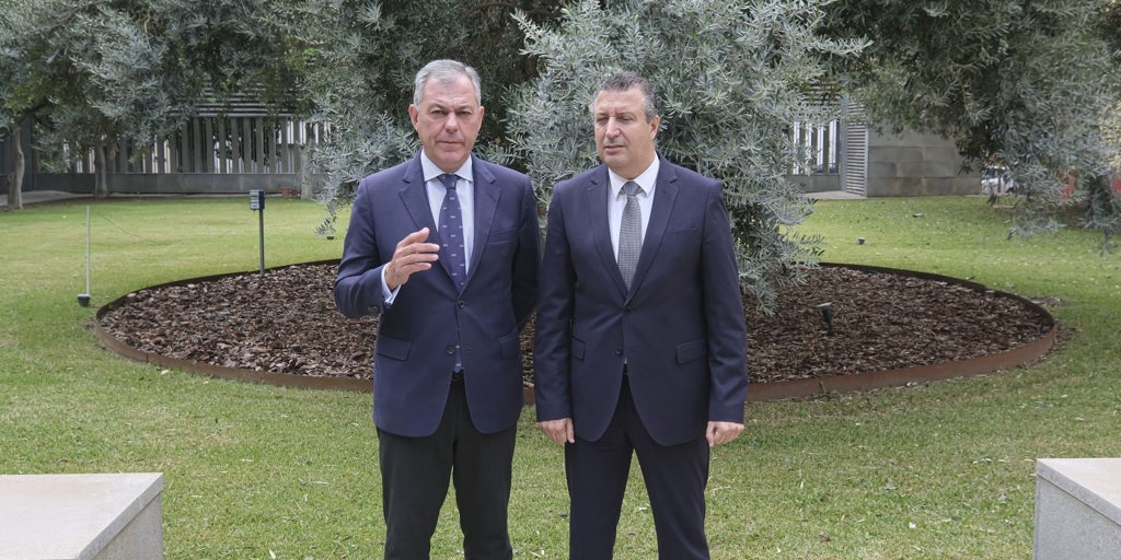 José Luis Sanz y Javier Fernández se enzarzan a cuenta de las infraestructuras: «¿Ahora se va a acordar el PSOE del Metro de Sevilla?»